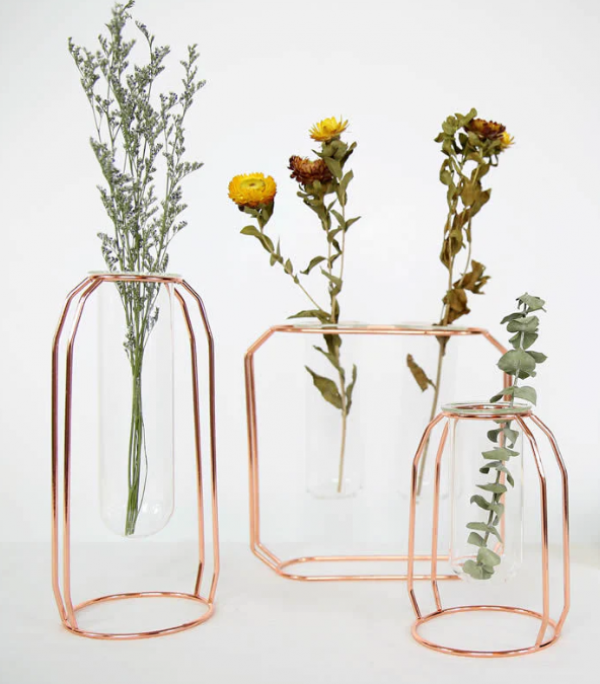 Vas bunga dari bahan logam dengan desain minimalis